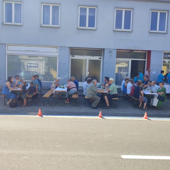 Bild enthält, City, Urban, People, Person, Street, Restaurant, Neighborhood, Building, Cafeteria, Pants