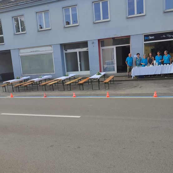 Bild enthält, People, Person, Architecture, Building, Housing, Clothing, Footwear, Shoe, House, Row House