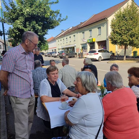 Bild enthält, Neighborhood, City, Street, Urban, People, Person, Adult, Female, Woman, Man