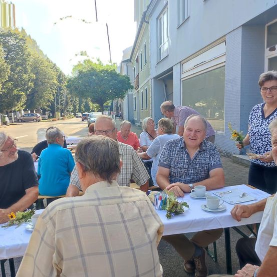 Bild enthält, People, Person, Table, Adult, Male, Man, City, Urban, Restaurant, Nature