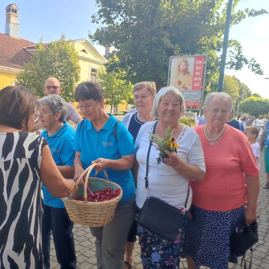 Bild enthält, People, Person, City, Street, Adult, Female, Woman, Portrait, Male, Man