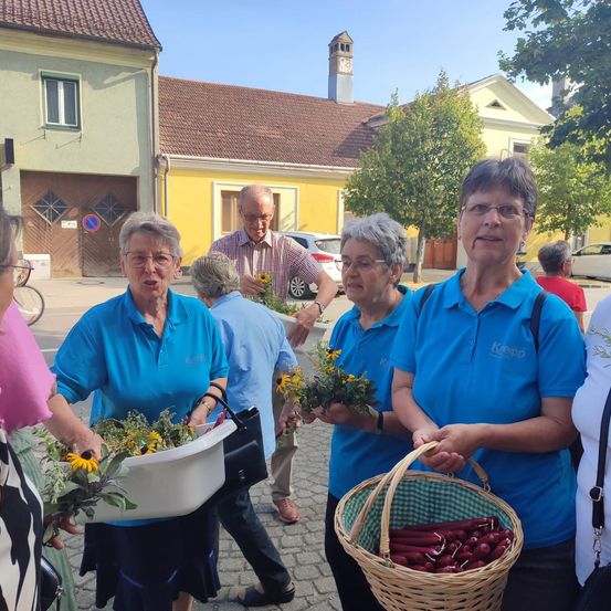 Bild enthält, Herbal, People, Person, Adult, Male, Man, Flower Arrangement, Flower Bouquet, Potted Plant, Portrait