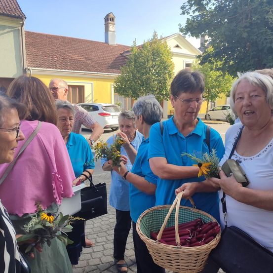 Bild enthält, People, Person, Adult, Female, Woman, Glasses, Flower, Flower Arrangement, Male, Man