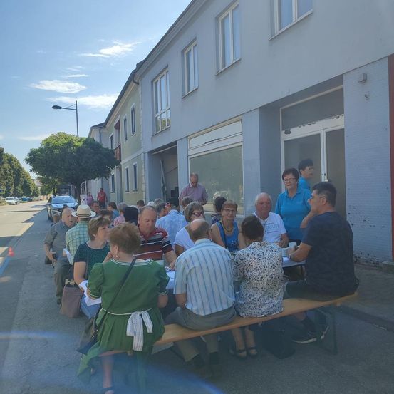 Bild enthält, Urban, People, Person, Adult, Male, Man, College, City, Housing, Face