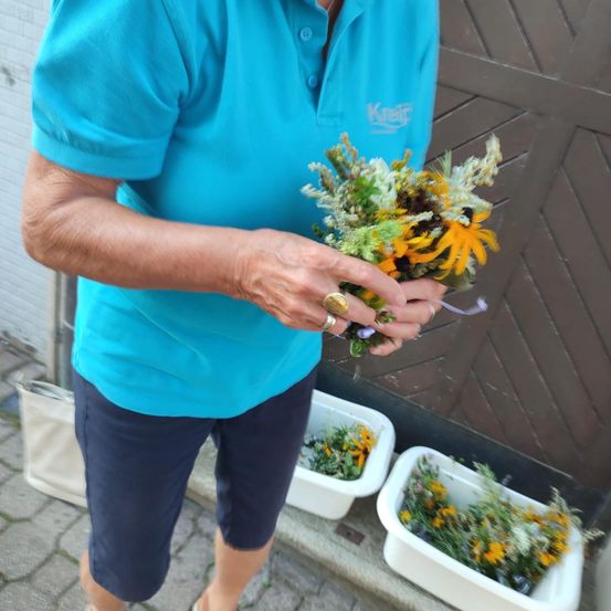 Bild enthält, Potted Plant, Planter, Garden, Herbal, Flower, Flower Arrangement, Flower Bouquet, Gardening, Man, Person
