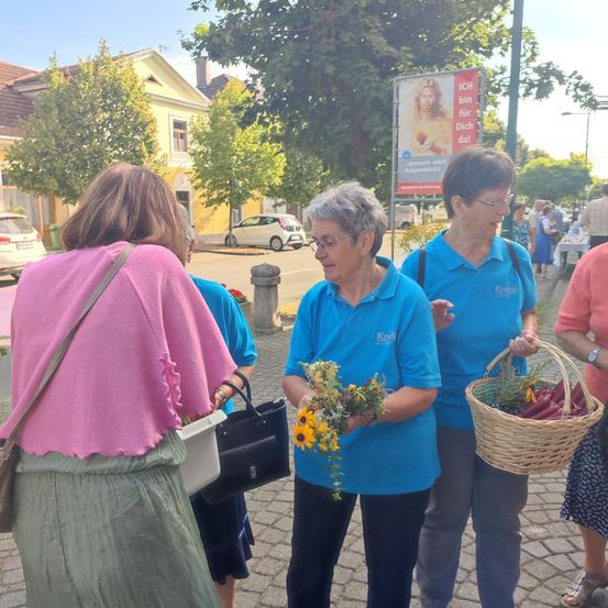 Bild enthält, Potted Plant, City, Street, Photography, Portrait, Blouse, Pants, Flower Arrangement, Handbag, People