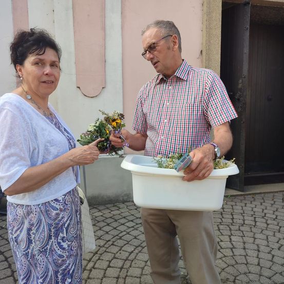 Bild enthält, Potted Plant, Flower, Flower Arrangement, Flower Bouquet, Adult, Female, Person, Woman, Male, Man