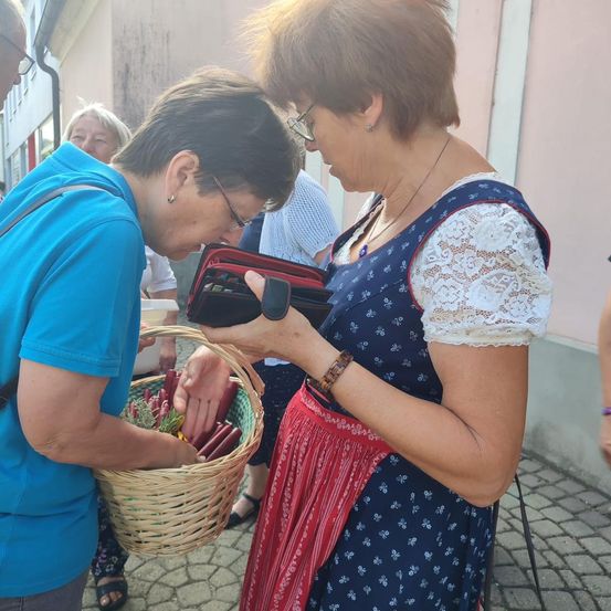 Bild enthält, Adult, Female, Person, Woman, Mobile Phone, Phone, Texting, Male, Man, People