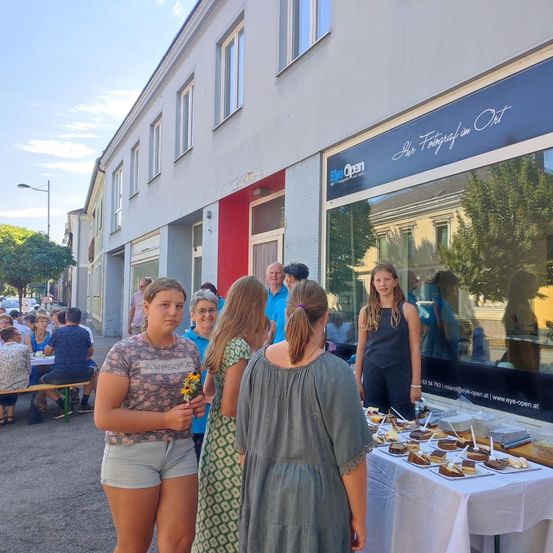 Bild enthält, Urban, Restaurant, Cafeteria, City, People, Person, Adult, Female, Woman, Meal