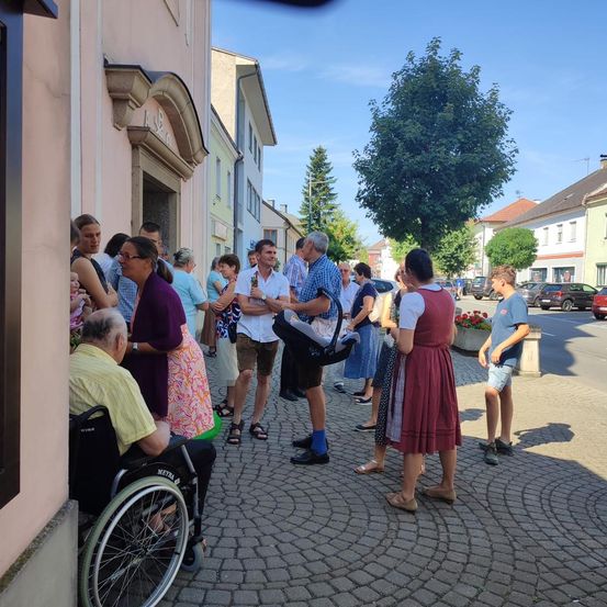 Bild enthält, People, Person, Neighborhood, City, Adult, Female, Woman, Urban, Furniture, Shoe