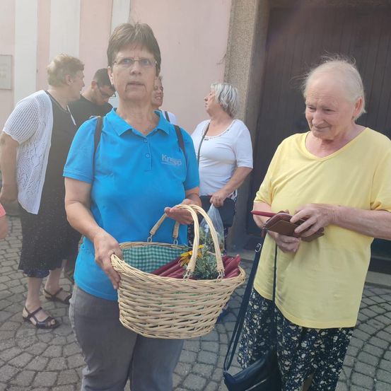 Bild enthält, Person, Adult, Female, Woman, Fun, People, Footwear, Shoe, Handbag, Face