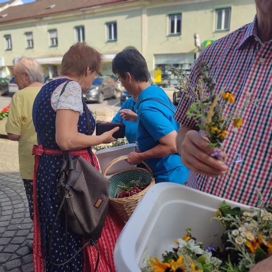 Bild enthält, Adult, Male, Man, Person, Female, Woman, Potted Plant, Garden, Gardening, Outdoors