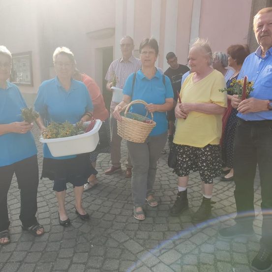 Bild enthält, Potted Plant, Herbal, People, Photography, Portrait, Pants, Basket, Blouse, T-Shirt, Shoe
