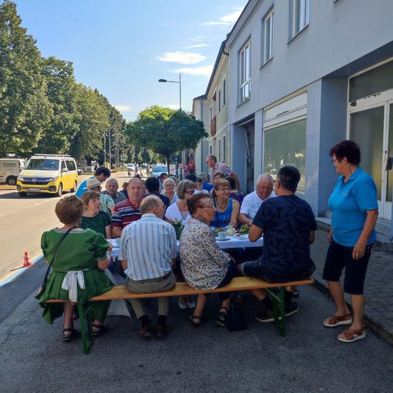 Bild enthält, People, Person, Neighborhood, Urban, City, Street, Adult, Male, Man, Car