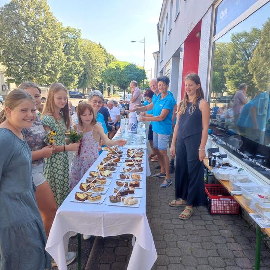 Bild enthält, People, Person, Urban, Adult, Female, Woman, Shorts, City, Shoe, Face
