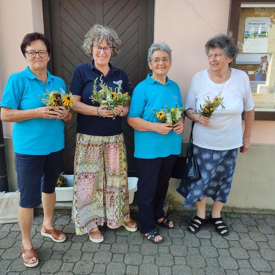 Bild enthält, Potted Plant, Flower, Flower Arrangement, Flower Bouquet, Photography, Portrait, Blouse, People, Pants, Herbal