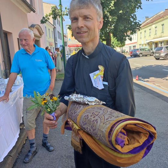 Bild enthält, Flower Arrangement, Flower Bouquet, Advertisement, City, Street, Poster, Person, Portrait, Potted Plant, Man