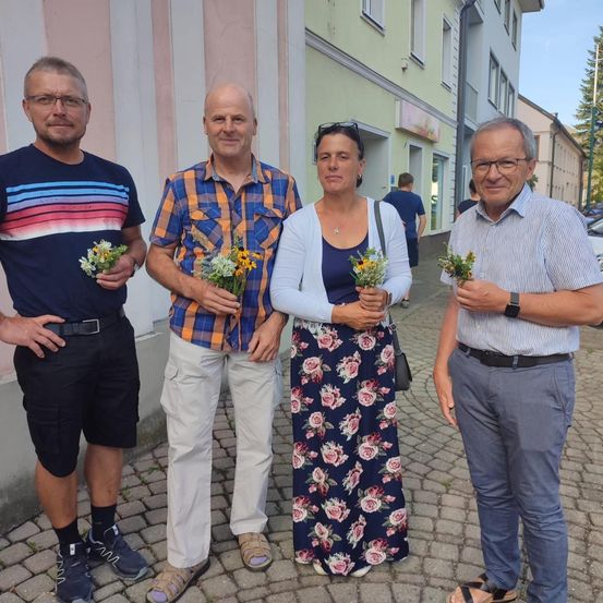 Bild enthält, Pants, Flower, Flower Arrangement, Flower Bouquet, People, Person, Potted Plant, Adult, Male, Man