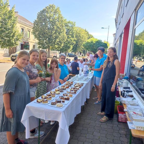Bild enthält, People, Person, Urban, Adult, Female, Woman, Male, Man, Meal, Shorts