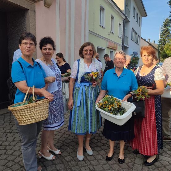 Bild enthält, Flower, Flower Arrangement, People, Person, Flower Bouquet, Adult, Female, Woman, Male, Man