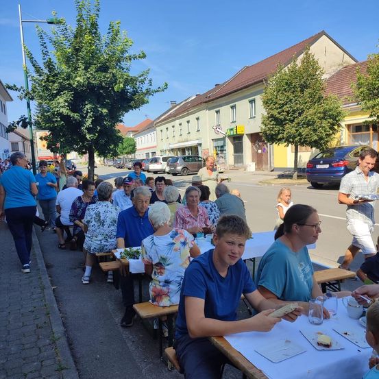 Bild enthält, Urban, City, Restaurant, Neighborhood, Street, Adult, Male, Man, Person, Teen