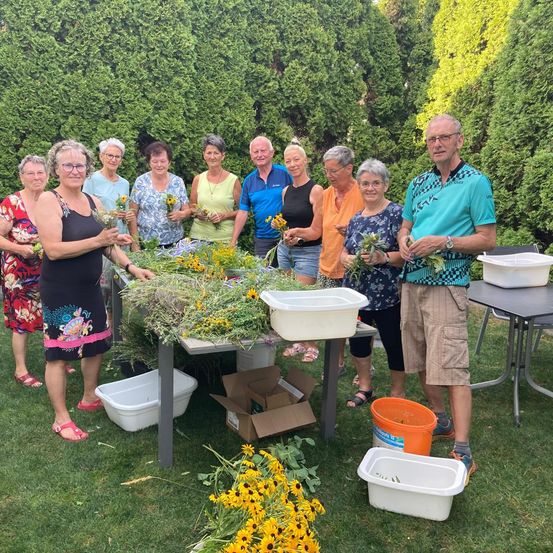 Bild enthält, Garden, Nature, Outdoors, Herbal, Adult, Female, Person, Woman, Gardening, Potted Plant
