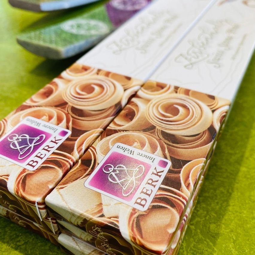 Bild enthält, Incense, Advertisement, Poster, Business Card, Paper, Text