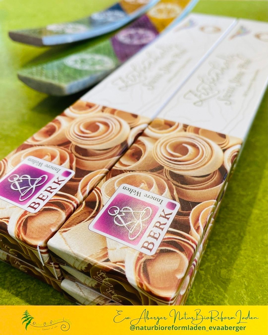 Bild enthält, Incense, Advertisement, Poster, Business Card, Paper, Text