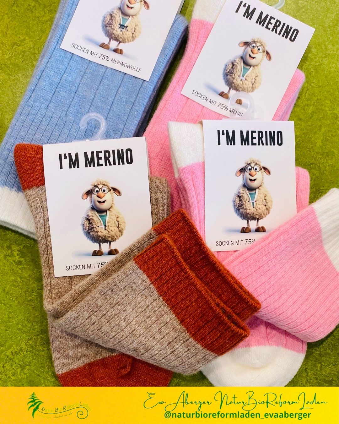 Bild enthält, Dog, Mammal, Pet, Baby, Person, Face, Head, Clothing, Hosiery, Sock