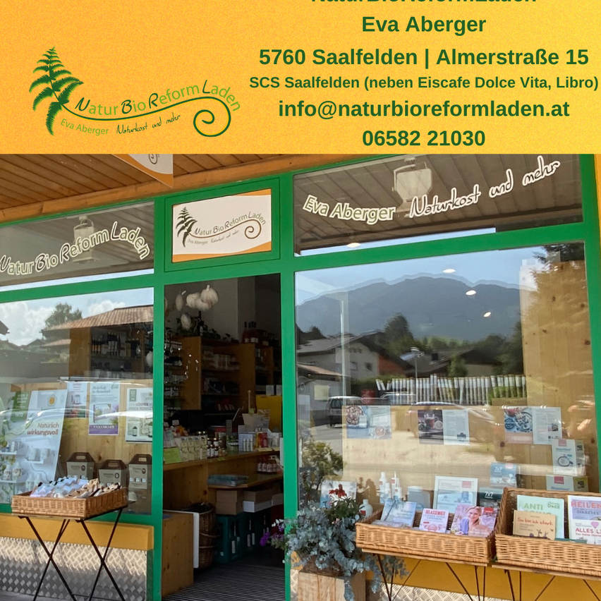 Ein Bild des Ladens mit einem Schild, das Eva Aberger Naturkost zeigt. Der Laden befindet sich in 5760 Saalfelden, Almerstraße 15, in der Nähe von Eiscafe Dolce Vita und Libro. Die Kontaktinformationen sind info@naturbioreformladen.at und 06582 21030.