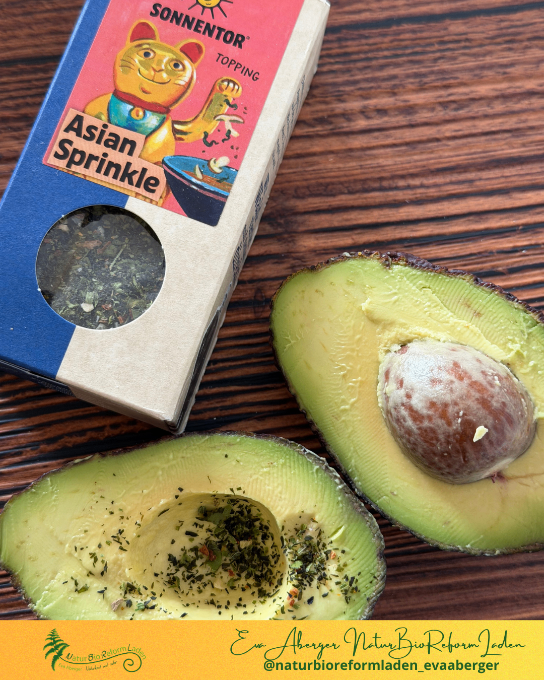 Ein Avocado mit Kräutern neben einer Box Asian Sprinkle. Die Box hat eine Katze darauf.