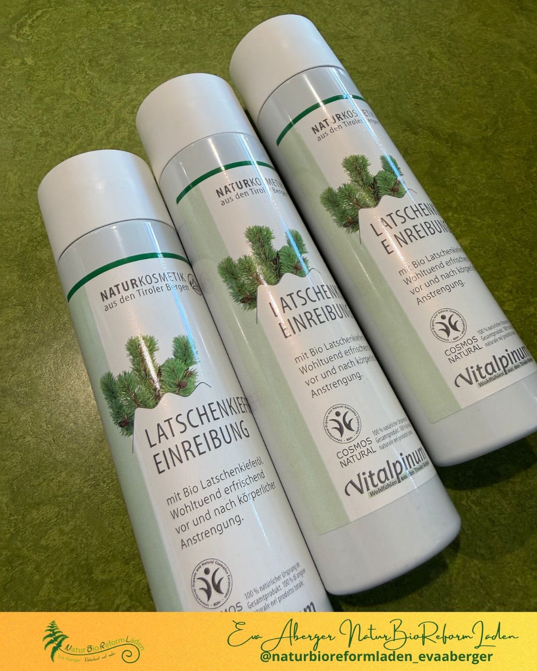 Drei weiße Flaschen des Naturkosmetik-Produkts 'Latschenkel Einreibung' mit Kiefernbaum-Bildern auf grünem Hintergrund.