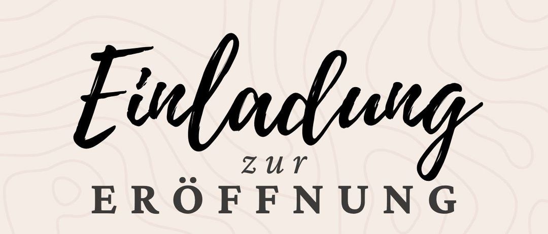 Plakat zur Eröffnung eines Kaffeerestaurants. Es steht 'Einladung zur ERÖFFNUNG 18. MAI 2026 AB 09:00 UHR.' Es zeigt ein Kaffeeflecken-Logo.