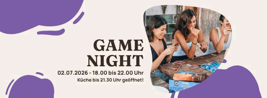 Ein Flyer für eine Spiele-Nacht am 2. Juli 2026, von 18:00 bis 22:00 Uhr. Drei Frauen sitzen mit Spielen am Tisch und lächeln. Die Küche öffnet um 21:30 Uhr.