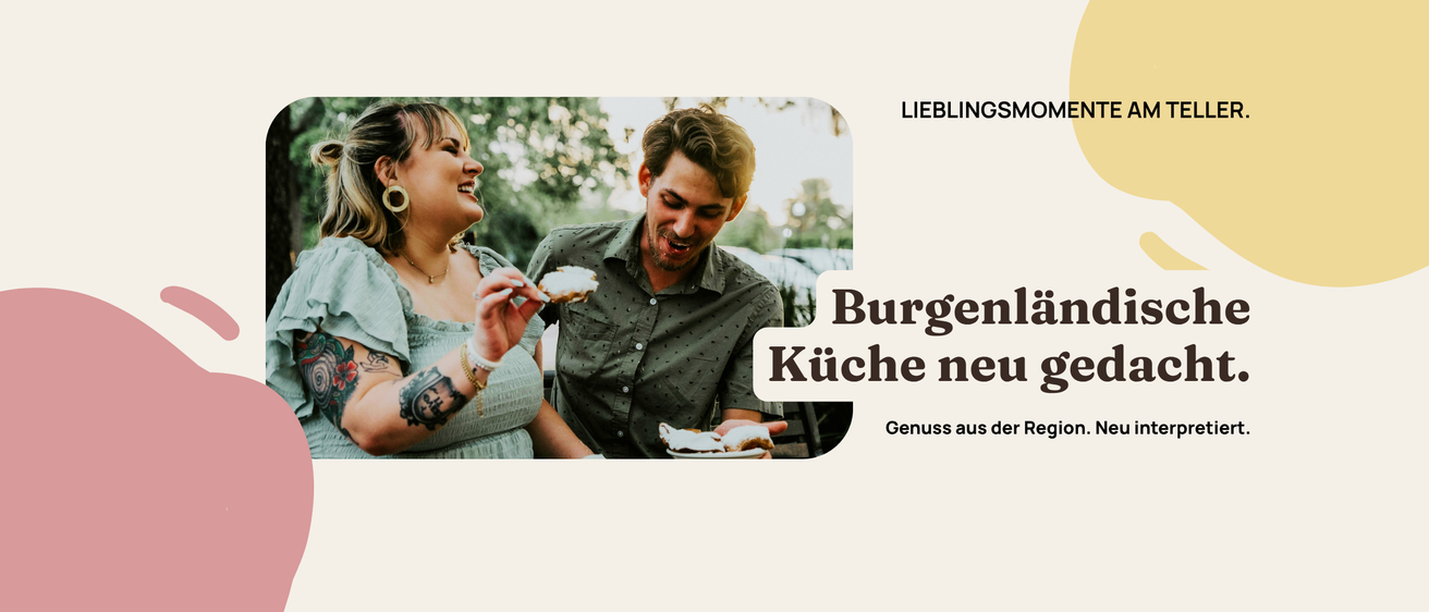 Ein Paar genießt ein Dessert im Freien mit einem Baum und einem geparkten Auto im Hintergrund. Der Mann hält eine Süßspeise, während die Frau einen Keks in der Hand hat.