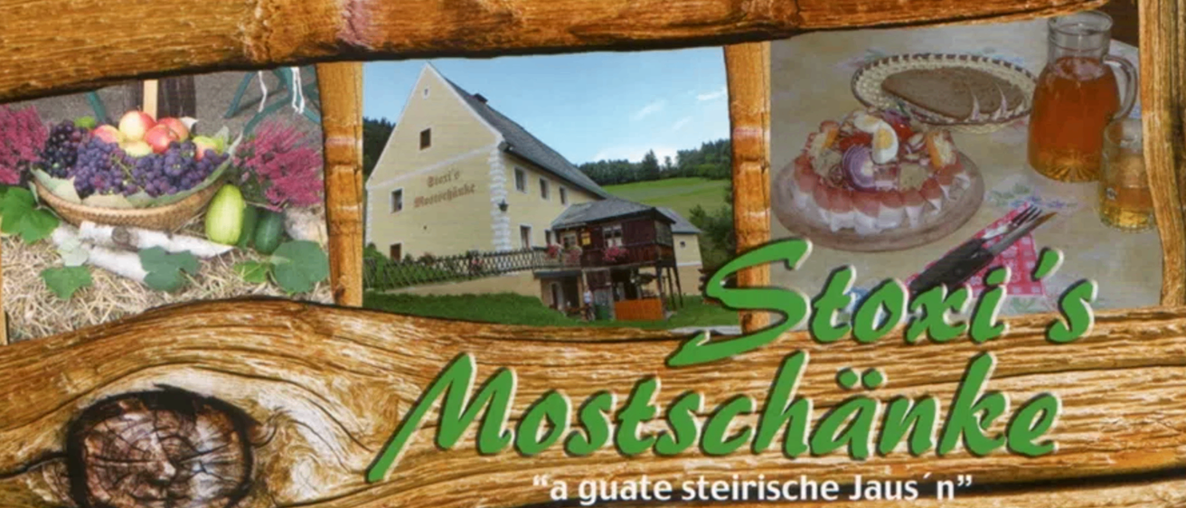 Ein rustikales Haus mit einem Schild 'Mostschenke', umgeben von einem grünen Feld und Bergen im Hintergrund. Das Bild zeigt auch ein Nahaufnahme eines Gerichts mit Zwiebeln und Fleisch.