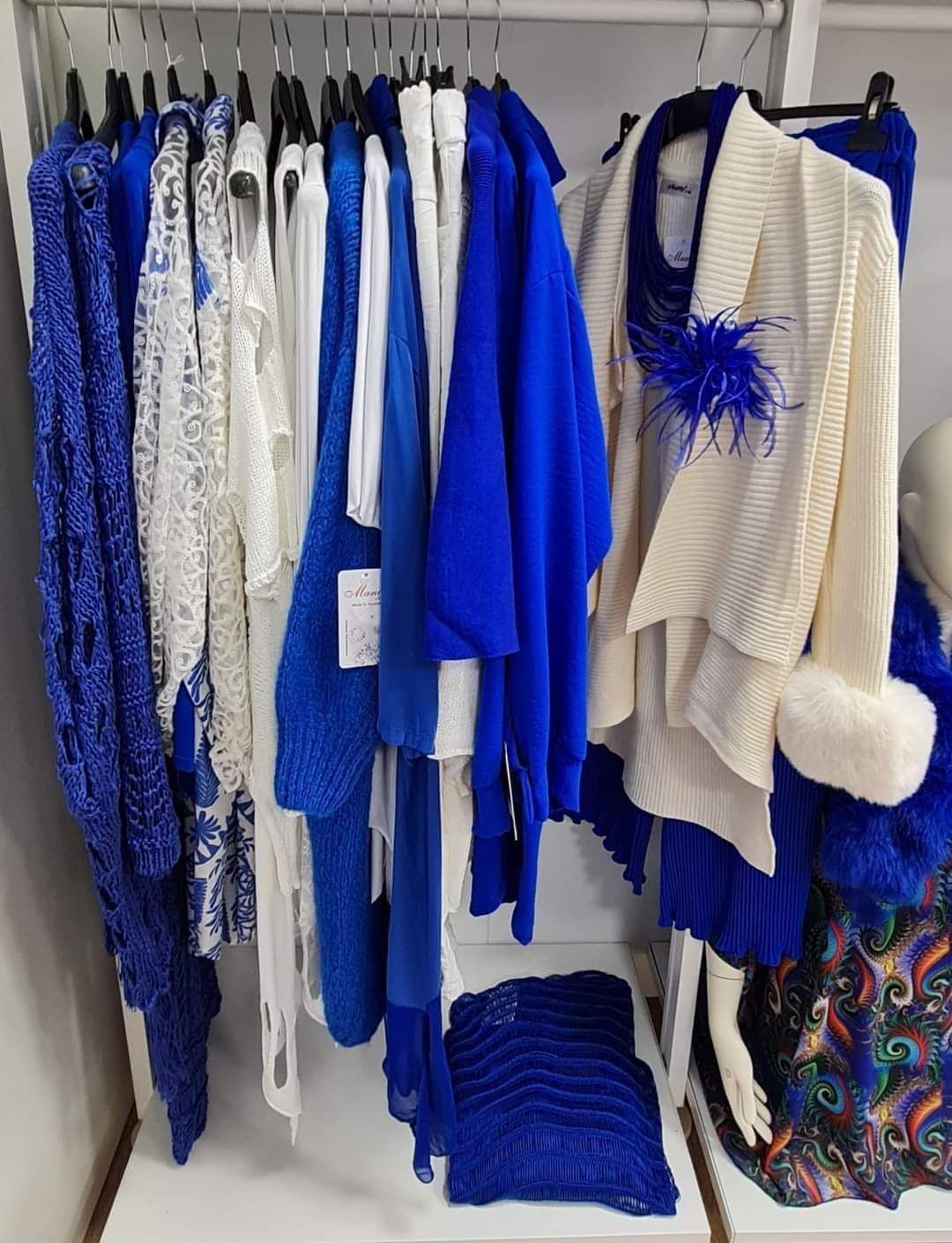 Bild enthält, Furniture, Clothing, Knitwear, Indoors, Sweater, Coat