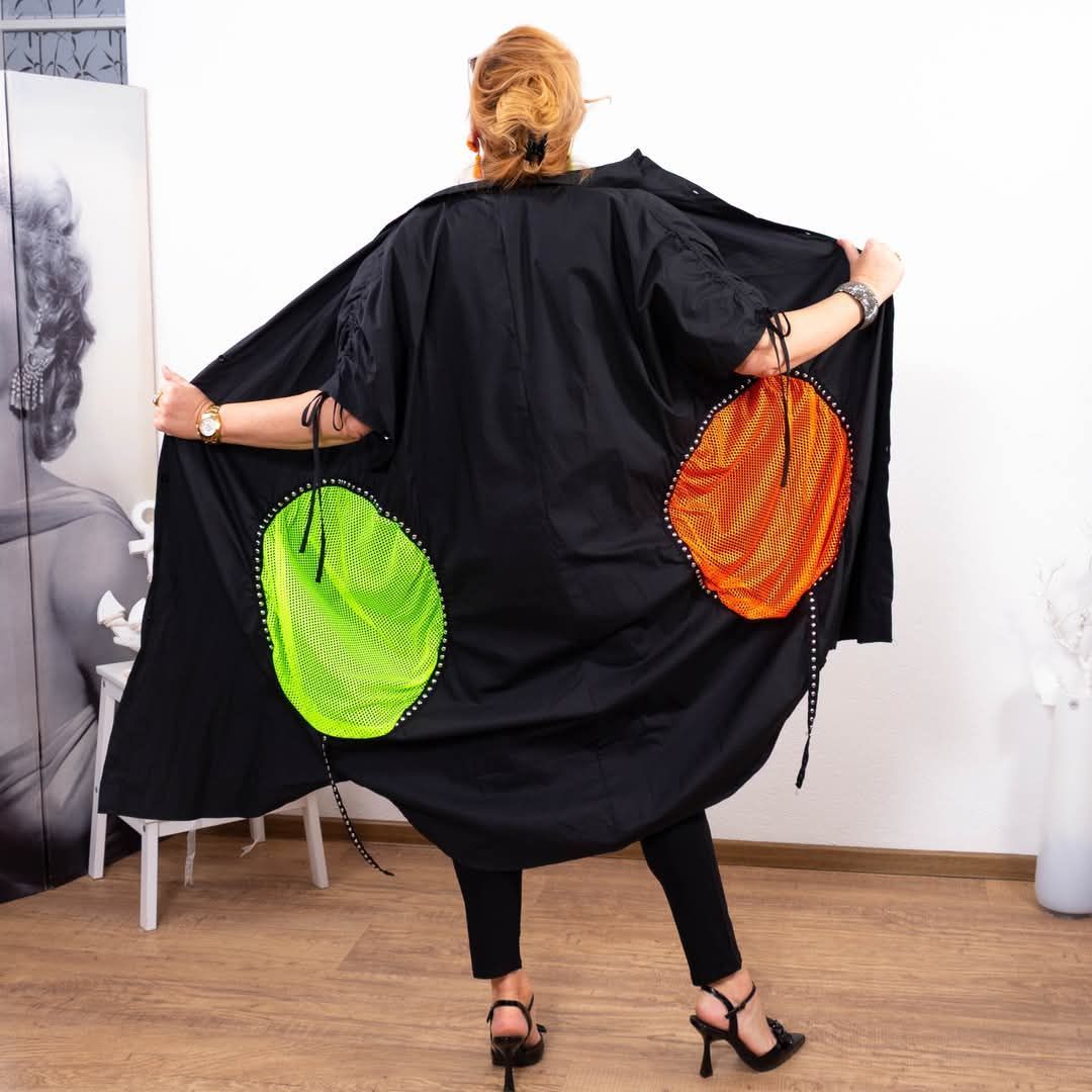 Bild enthält, Adult, Female, Person, Woman, Student, Cape, Sleeve, Fashion, Coat, Handbag