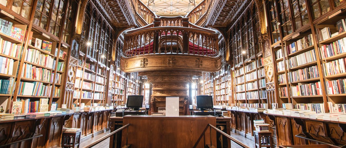 Bild enthält, Book, Publication, Indoors, Library, Monitor, Shop, Furniture, Person, Bookcase