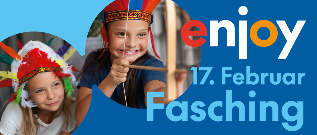 Ein lächelndes Mädchen mit einem farbenfrohen Kopfschmuck hält einen Bogen und einen Pfeil in der Hand. Das Bild hat einen blauen Hintergrund mit rotem und weißem Text.