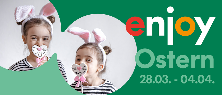 Ein junges Mädchen, das Hasenohren trägt, beißt in einen katzenförmigen Keks. Das Bild hat einen grünen Hintergrund mit der Nummer 28.0.