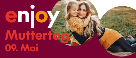 Eine lächelnde Mutter und Tochter umarmen sich auf einem Feld, mit dem Wort 'Boyert' in roten und weißen Buchstaben.