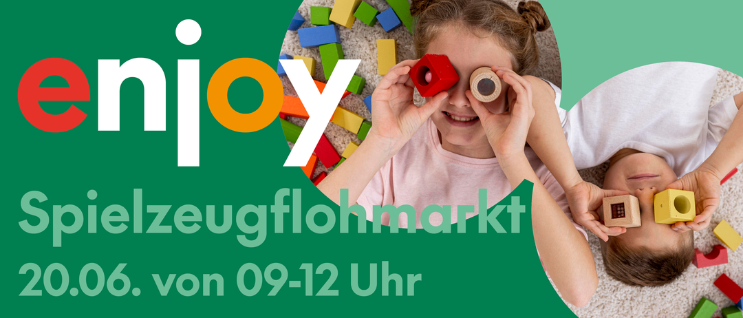 Ein Mädchen spielt mit Spielzeug, hält einen roten Würfel und einen Holzring. Sie lächelt. Der Text lautet 'ugflohmarkt 09-12 Uhr'.