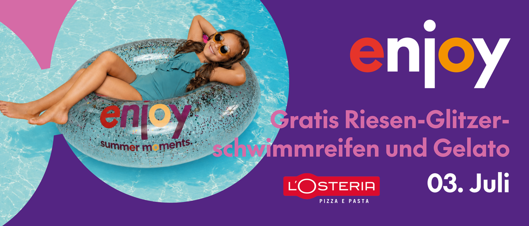 Ein junges Mädchen schwimmt auf einer Pool-Schwimmhilfe, lächelt mit Sonnenbrille, im Pool mit einem violetten Hintergrund. Die Wörter 'joy' und 'gratis rie' sind zu sehen. Das Logo für Osteria ist sichtbar.