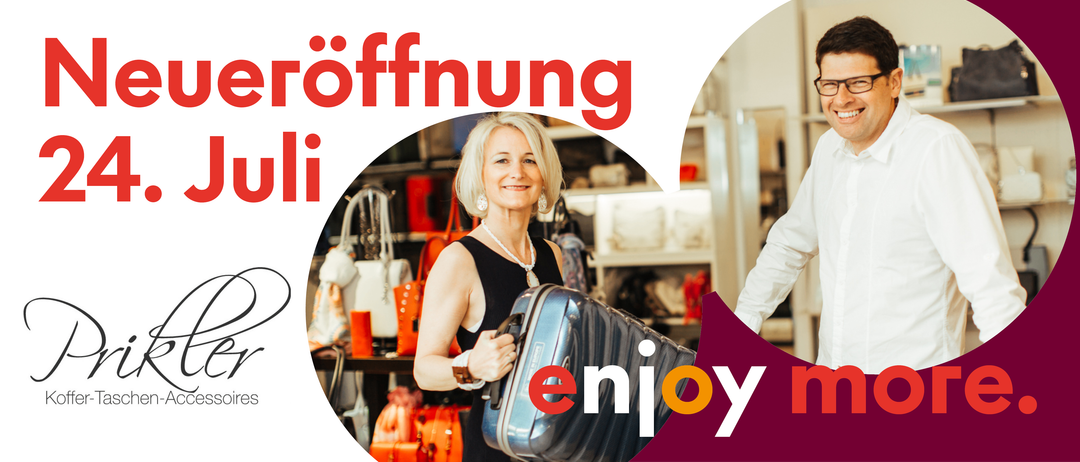 Eine lächelnde Frau in einem Geschäft, die einen Koffer hält. Das Wort 'enjoy' wird prominent angezeigt.