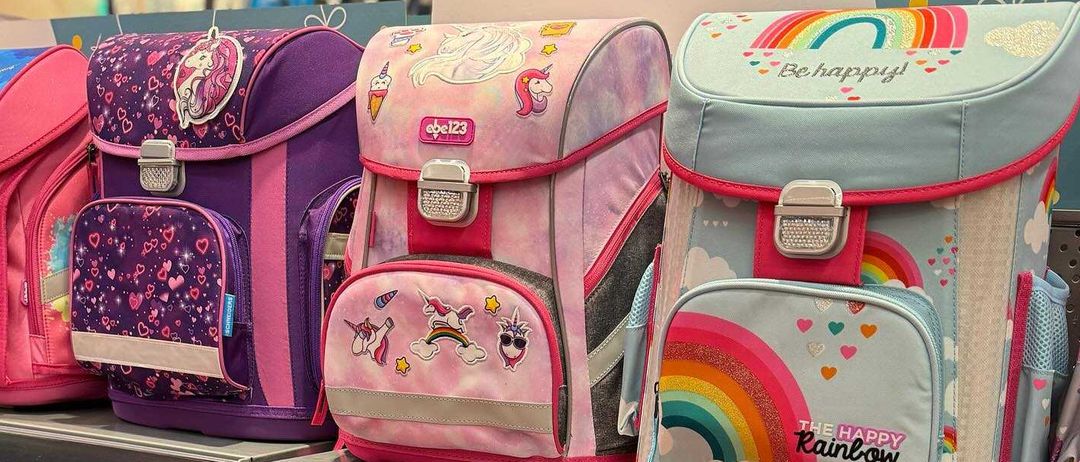 Bild enthält, Bag, First Aid, Tape, Handbag, Adult, Female, Person, Woman