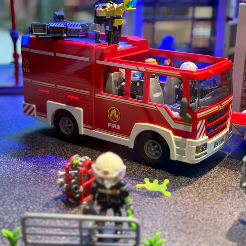 Bild enthält, Toy, Helmet, Machine, Wheel, Person, Fire Truck, Transportation, Truck, Vehicle, Baby