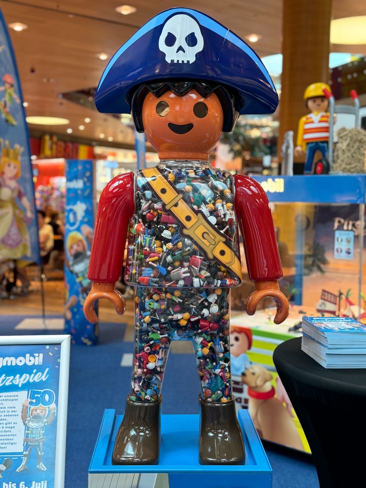 Bild enthält, Helmet, Boy, Child, Male, Person, Face, Head, Toy