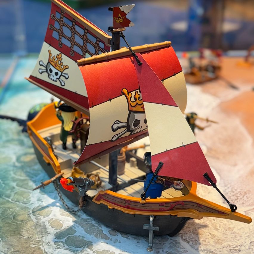 Bild enthält, Boat, Sailboat, Transportation, Vehicle, Watercraft, Person, Machine, Wheel, Car