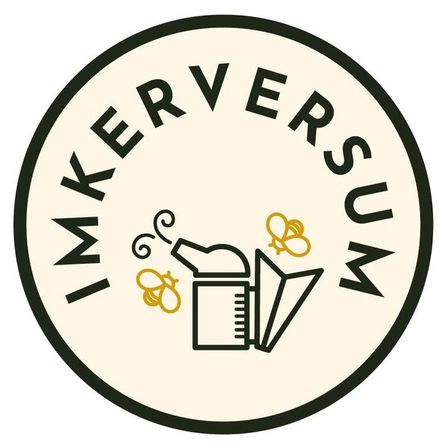 Ein rundes Logo mit dem Wort 'Imkerversum' in fetten schwarzen Buchstaben. Es zeigt einen Bienenstock mit Bienen, einen Imkerhut und ein Wabenmuster.